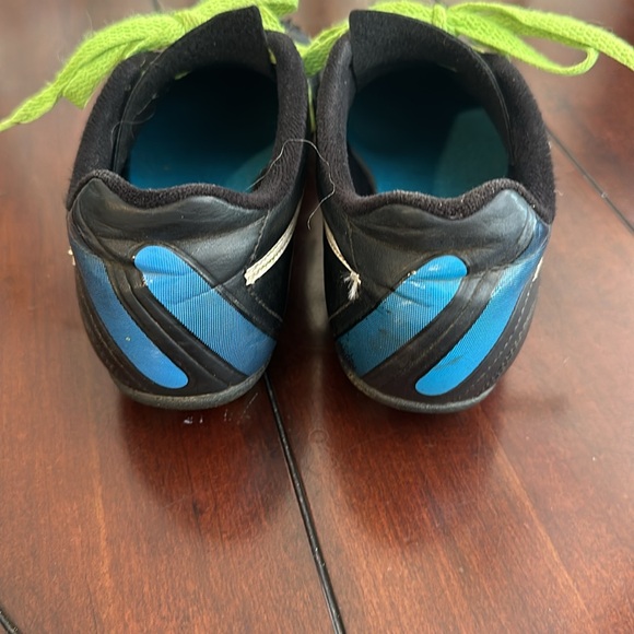 Nike Soccer Shoes - Picture 2 of 6